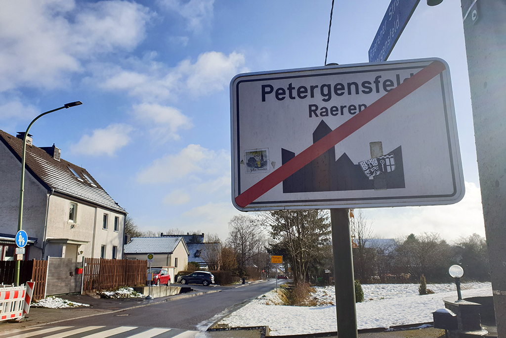 Schild von Petergensfeld in der Gemeinde Raeren (Bild: Lena Oeban/BRF)