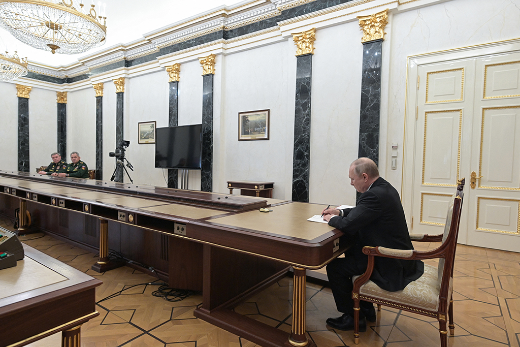 Russlands Präsident Putin bei einem Treffen mit Verteidiungsminister Shoigu und dem Militärkommandeur Gerasimov (Bild: Alexey Nikolsky/Sputnik/AFP)