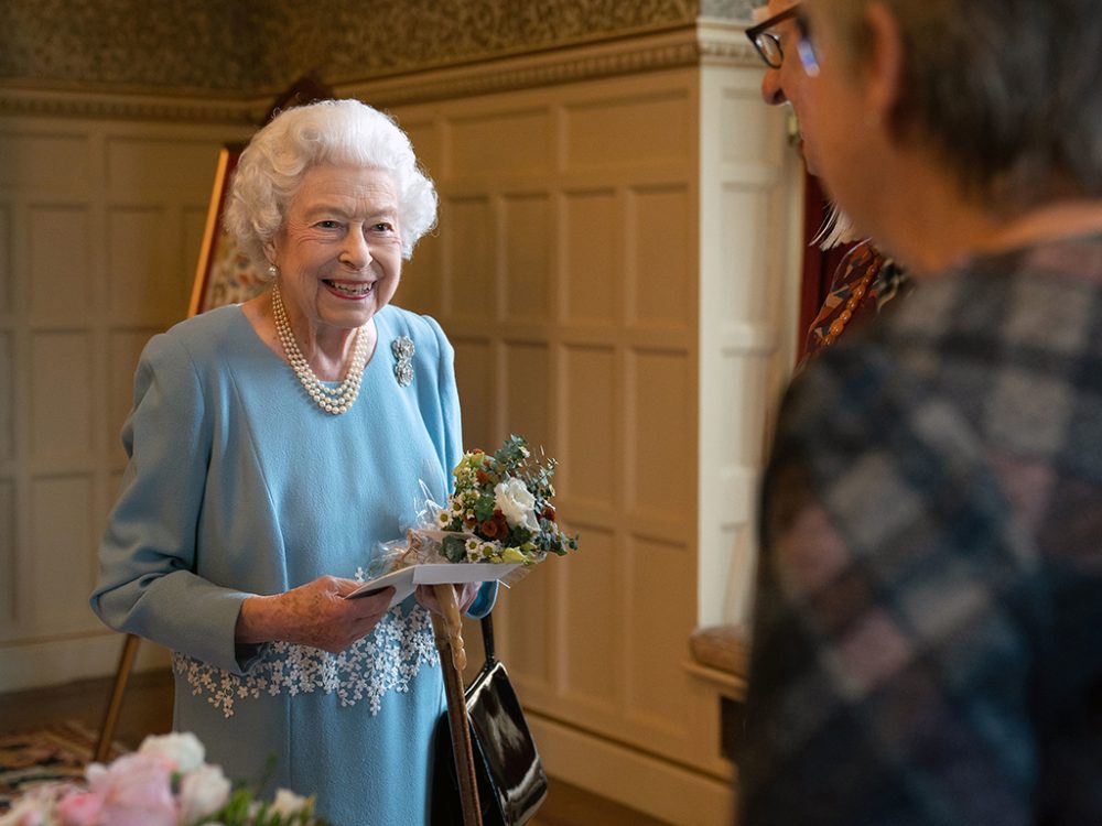 Queen Elizabeth II am Samstag mit Gästen auf Sandringham (Bild: Joe Giddens/AFP)