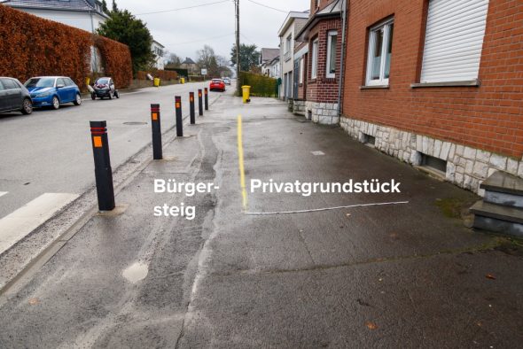 Zwischen dem Privatgrundstück, auf dem Anwohner auch ihr Auto parken dürfen, und der Straße bleibt ein ausreichend breiter Bürgersteig. (Bild: Olivier Krickel/BRF)