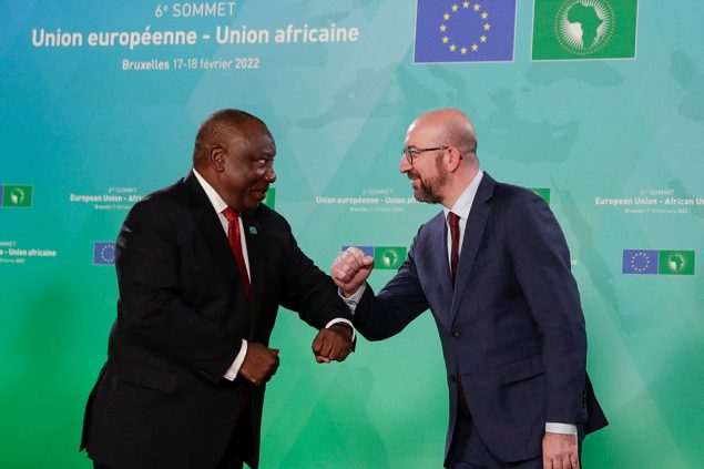 Südafrikas Präsident Cyril Ramaphosa und EU-Ratspräsident Charles Michel am Freitag in Brüssel (Bild: Olivier Hoslet/Pool/AFP)