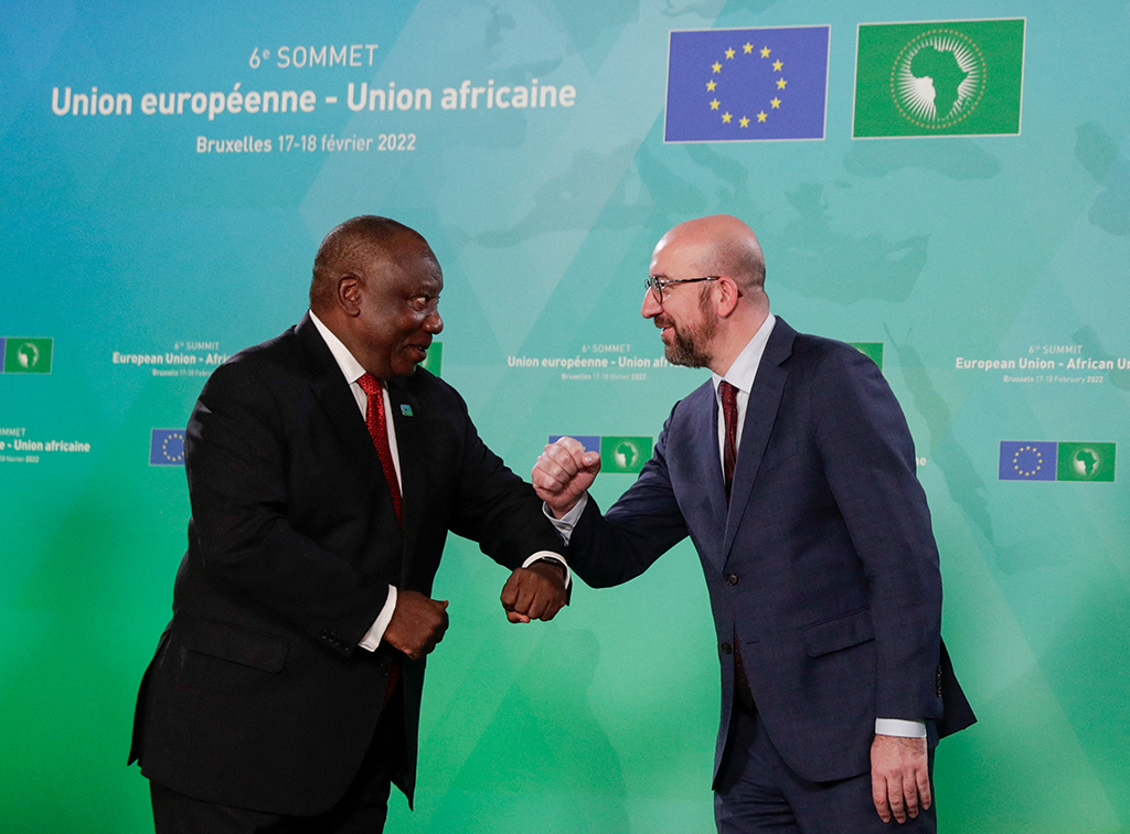 Südafrikas Präsident Cyril Ramaphosa und EU-Ratspräsident Charles Michel am Freitag in Brüssel (Bild: Olivier Hoslet/Pool/AFP)