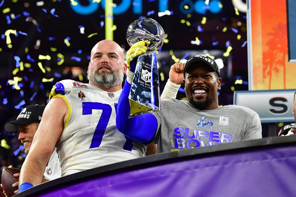 Andrew Whitworth und Von Miller mit dem Pokal (Bild: Frederic J. Brown/AFP)