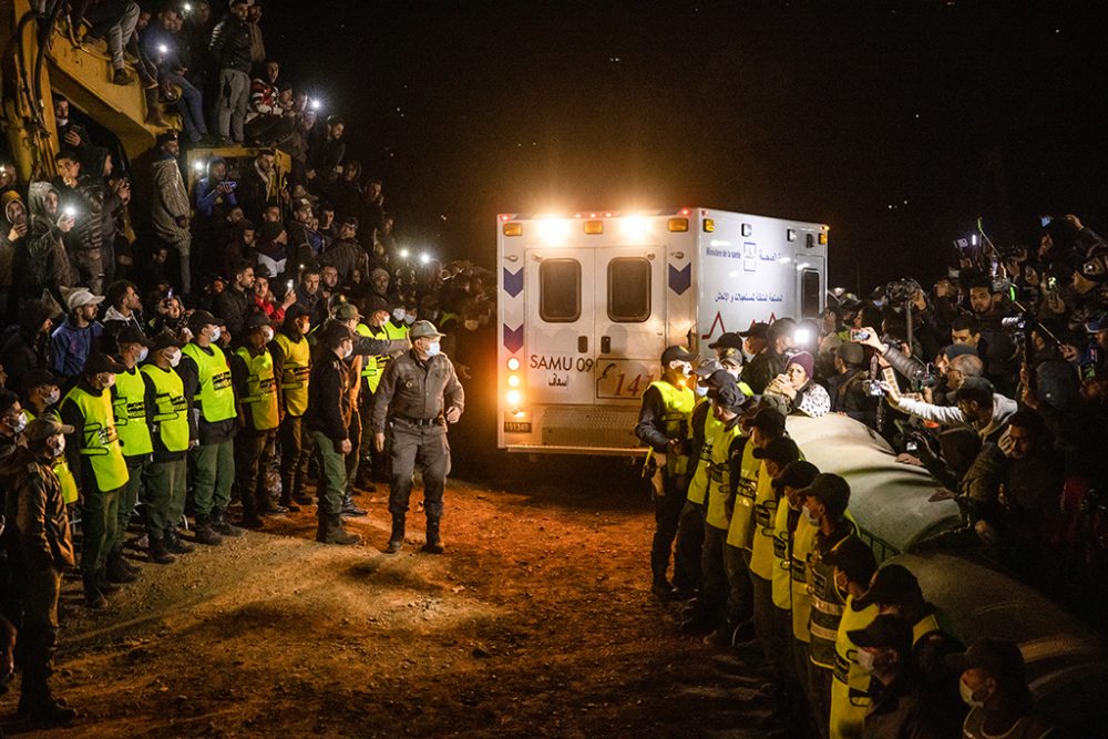 Die Ambulanz mit dem kleinen Rayan am Samstagabend in Ighrane (Bild: Fadel Senna/AFP)