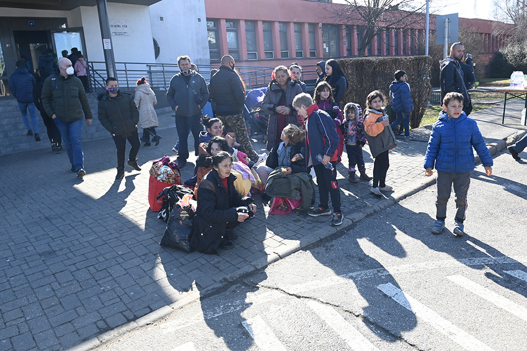 Flüchtlinge aus der Ukraine am Bahnhof Zahonyi an der ungarisch-ukrainischen Grenze (Bild: Attila Kisbenedek/AFP)