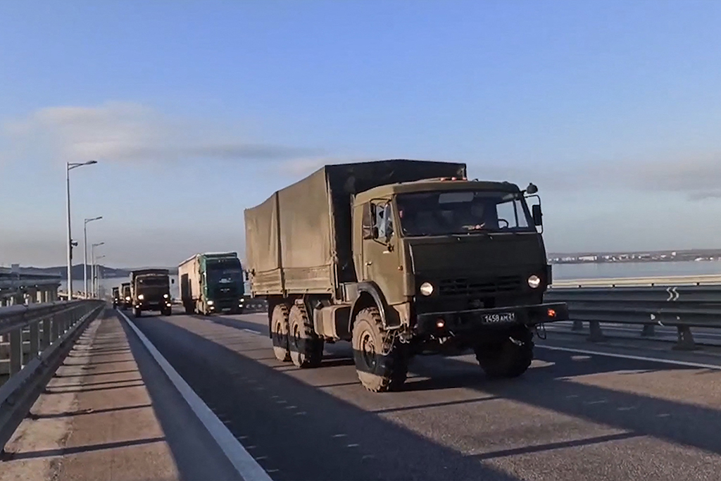 Russisches Militär verlässt die Krim (Bild: Russian Defence Ministry/AFP)