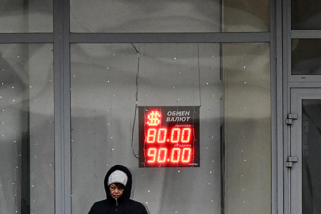 Wechselbüro in Moskau - die russische Währung Rubel gerät durch die Sanktionsmaßnahmen unter Druck (Bild: Kirill Kudryavtsev/AFP)