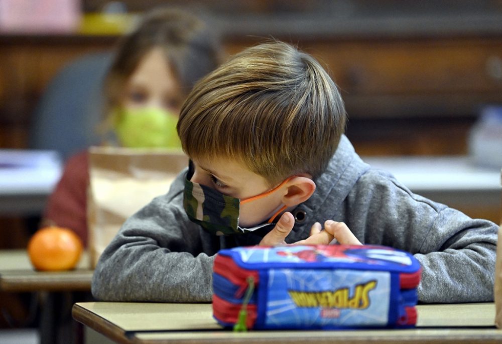 Schüler mit Maske (Bild: Eric Lalmand/Belga)