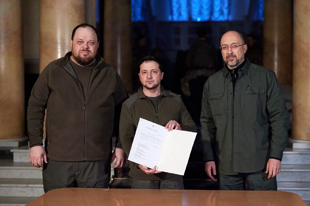 Parlamentspräsident Stefanchuk, Präsident Selenskyj und Premierminister Shmyhal mit dem Gesuch zur EU-Aufnahme (Bild: Ukraine Presidency/AFP)