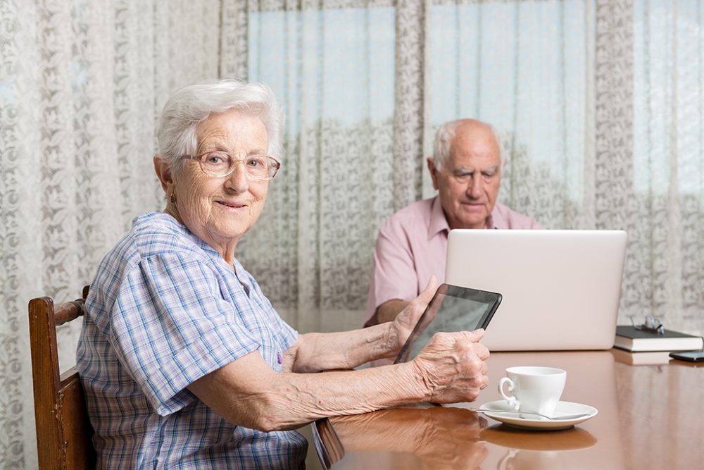 Senioren am Laptop und am Tablet (Illustrationsbild: fotopitu/PantherMedia)