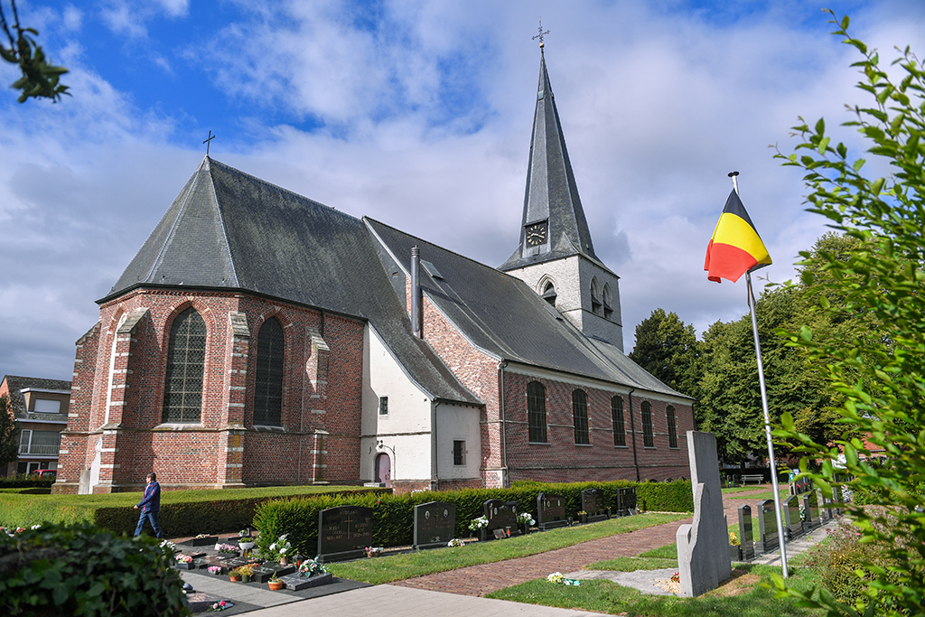 Die Kirche Sint-Martinuskerk in Olen (Bild: Luc Claessen/Belga)