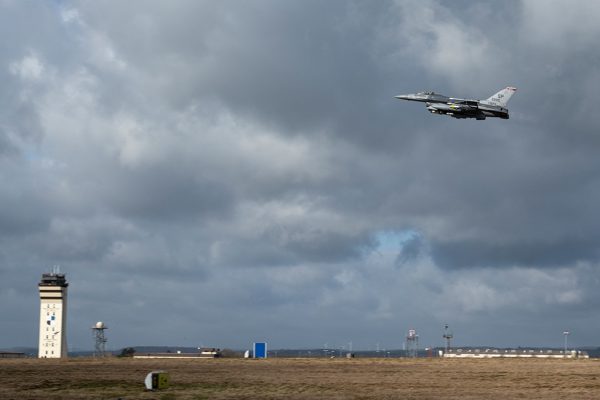Eine amerikanische F-16 startet in Spangdahlem (Bild: AFP Photo/US Air Force/Tech. Sgt. Maeson L. Elleman)