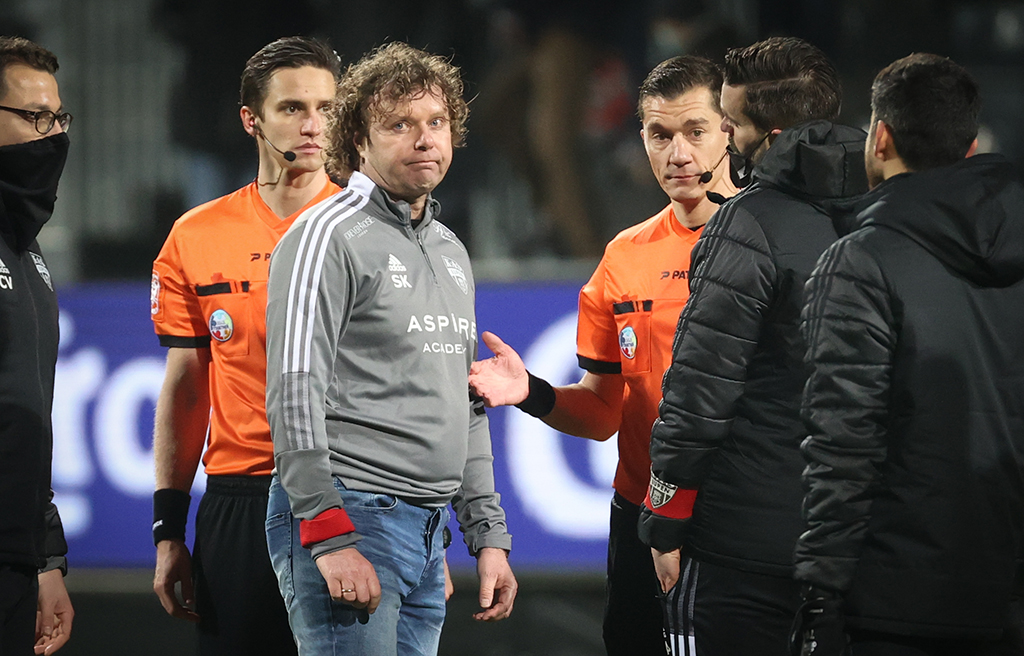 AS-Trainer Stefan Krämer sucht Erklärungen bei Schiedsrichter Jonathan Lardot (Bild: Virginie Lefour/Belga)