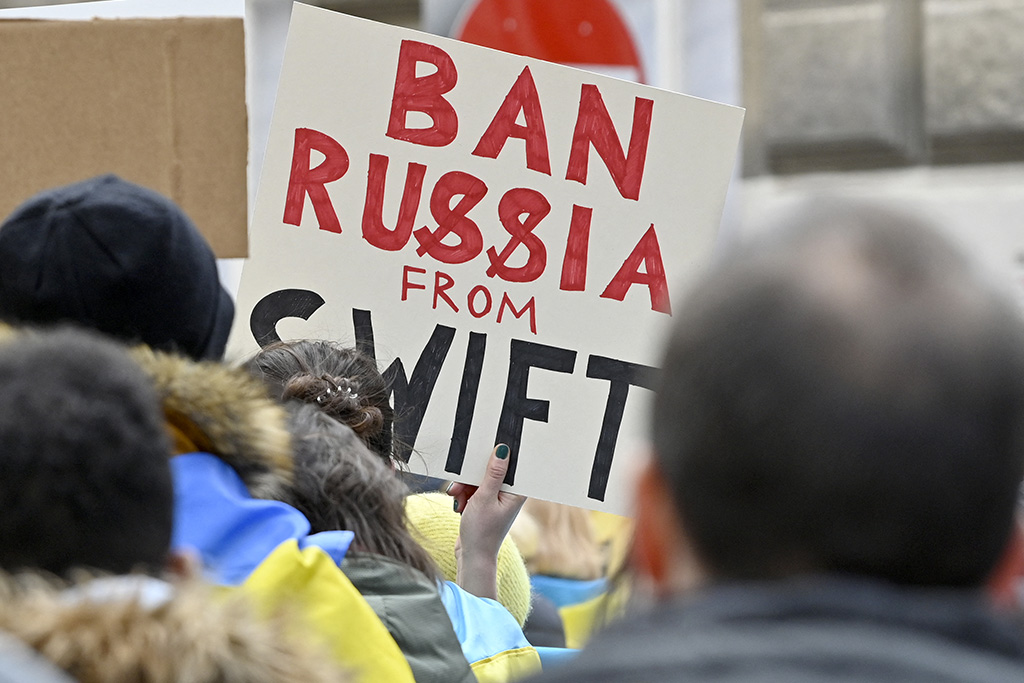 "Schließt Russland aus Swift aus": Plakat bei einer Demo in Wien am Samstag (Bild Hans Punz/AFP)