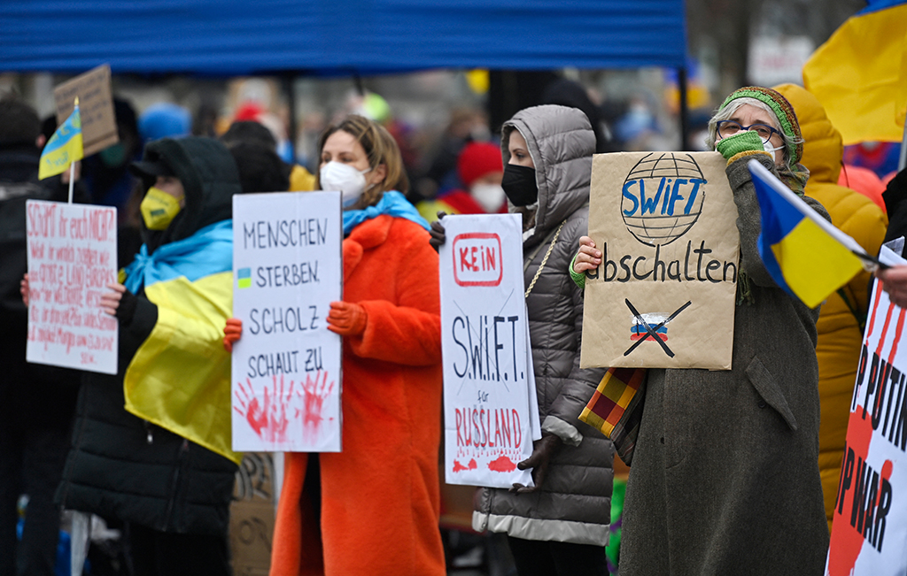 "Kein Swift für Russland"-Plakate bei Demonstration in Berlin (Bild: John MacDougall/AFP)