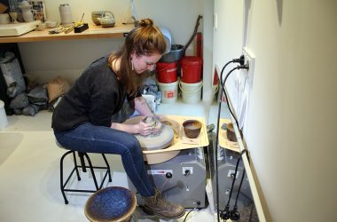 Lynn Schoonbroodt in ihrem Atelier in Eupen (Bild: Michaela Brück/BRF)
