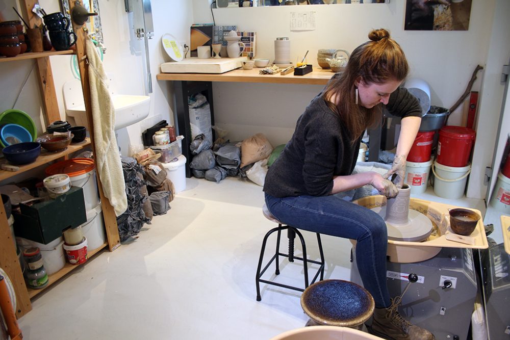 Lynn Schoonbroodt in ihrem Atelier in Eupen (Bild: Michaela Brück/BRF)