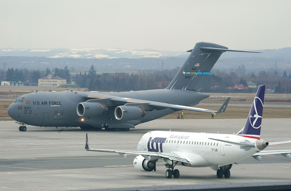 US-Militärmaschine auf dem Flughafen Rzeszow am Sonntag (Bild: Janek Skarzynski/AFP)