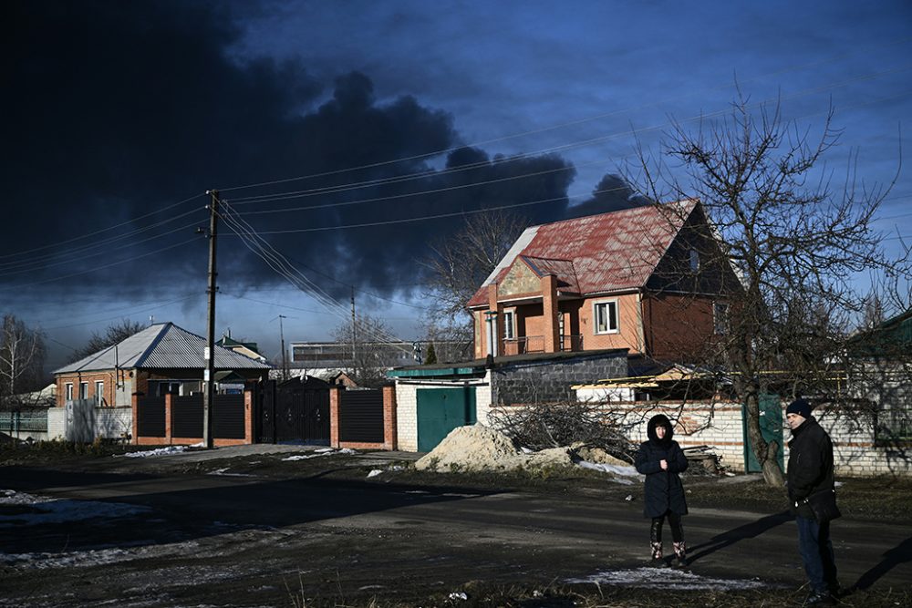 Schwarze Rauchwolken am Donnerstag über einem Militärflughafen in Tschuhujiw bei Charkiw, der zweitgrößten Stadt der Ukraine (Bild: Aris Messinis/AFP)