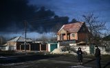 Schwarze Rauchwolken am Donnerstag über einem Militärflughafen in Tschuhujiw bei Charkiw, der zweitgrößten Stadt der Ukraine (Bild: Aris Messinis/AFP)