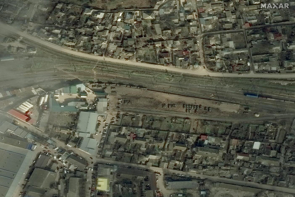 Das Satellitenbild zeigt einen Überblick auf gepanzerte Fahrzeuge auf einem Rangierbahnhof in der Nähe der Stadt Jewpatorija (Autonome Republik Krim) (Bild: AFP Photo/Satellite image/©2022 Maxar Technologies)