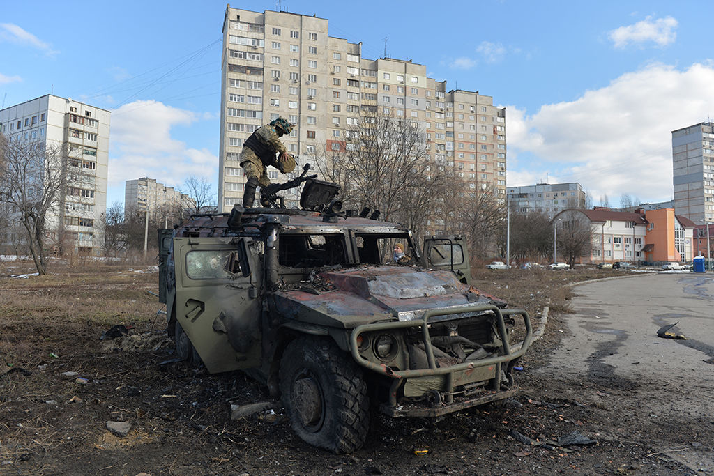Ukrainische Soldaten inspizieren ein zerstörtes russisches Armeefahrzeug in der Stadt Kharkiv (Bild: Sergey Bobok/AFP)
