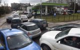 Lange Autoschlangen an Tankstellen in der Ukraine