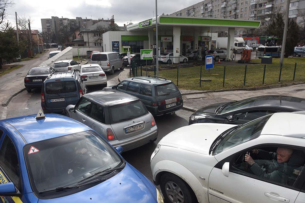 Lange Autoschlangen an Tankstellen in der Ukraine