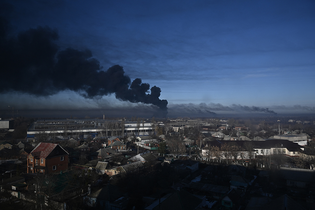 Schwarze Rauchwolken am 24.2. über einem Militärflughafen in Tschuhujiw bei Charkiw, der zweitgrößten Stadt der Ukraine (Archivbild: Aris Messinis/AFP)