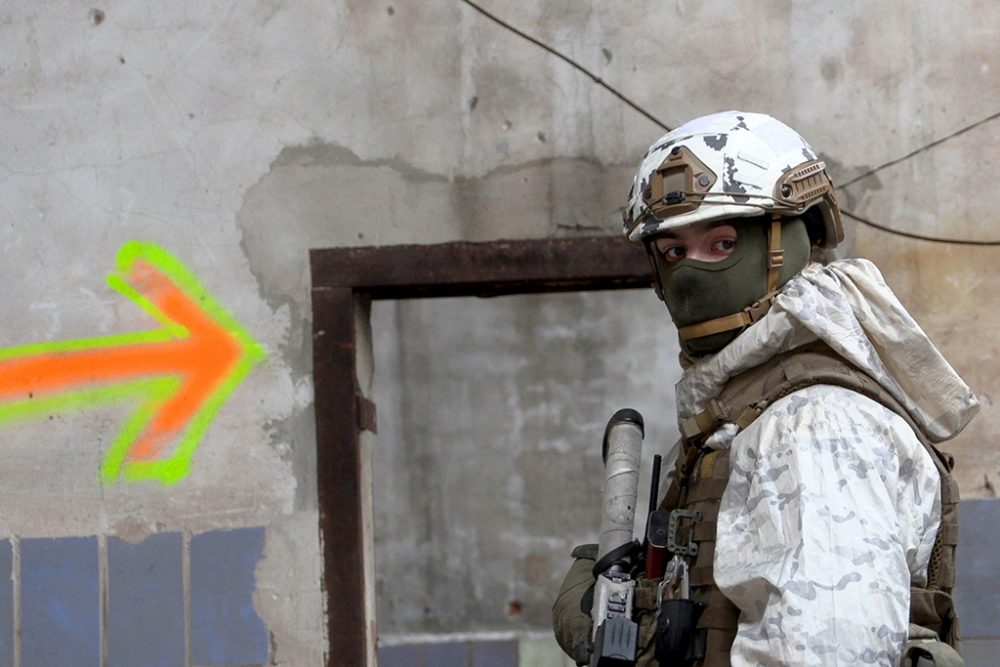 Ukrainischer Soldat in der zerstörten Industriezone der Stadt Avdiivka in der Region von Donezk (Archivbild: Will Vassilopoulos/AFP)