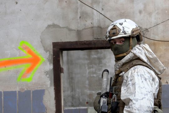 Ukrainischer Soldat in der zerstörten Industriezone der Stadt Avdiivka in der Region von Donezk (Archivbild: Will Vassilopoulos/AFP)