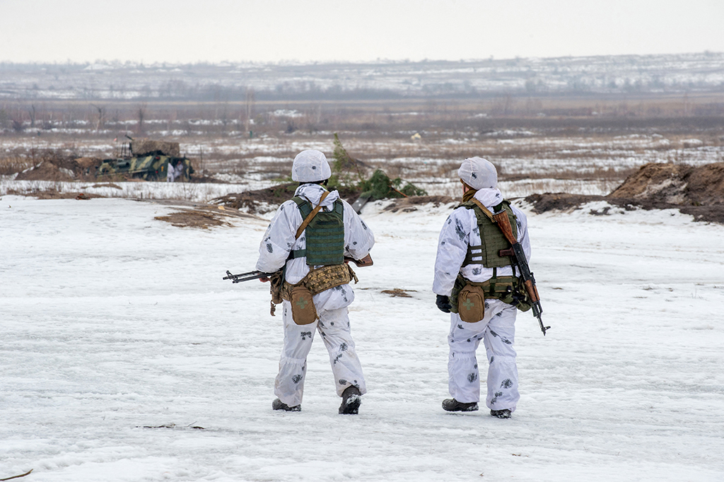 Ukrainische Soldaten bei einer Militärübung am 10. Februar nahe Tschuhujiw (Bild: Sergey Bobok/AFP)