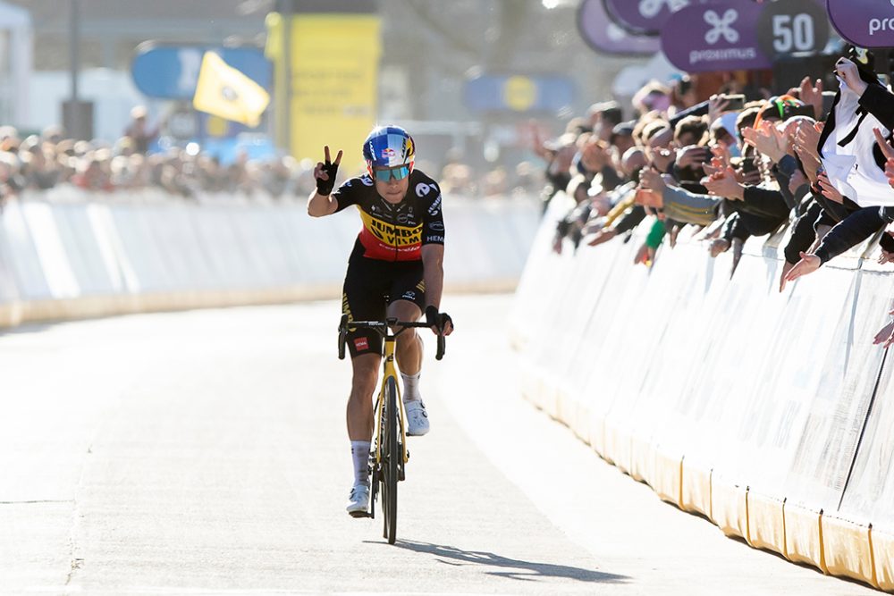 Wout Van Aert (Jumbo-Visma) gewinnt Omloop Het Nieuwsblad (Bild: Kristof Van Accom/Belga)