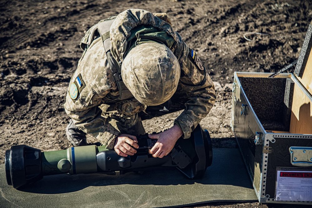 Ukrainischer Soldat mit Waffe