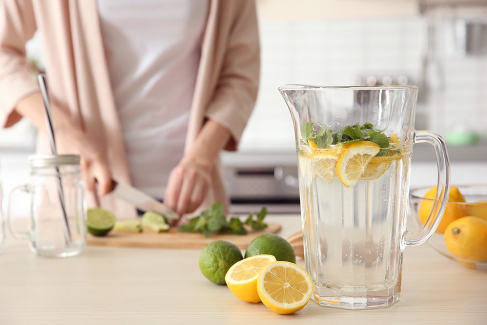 Karaffe mit frischer Limonade