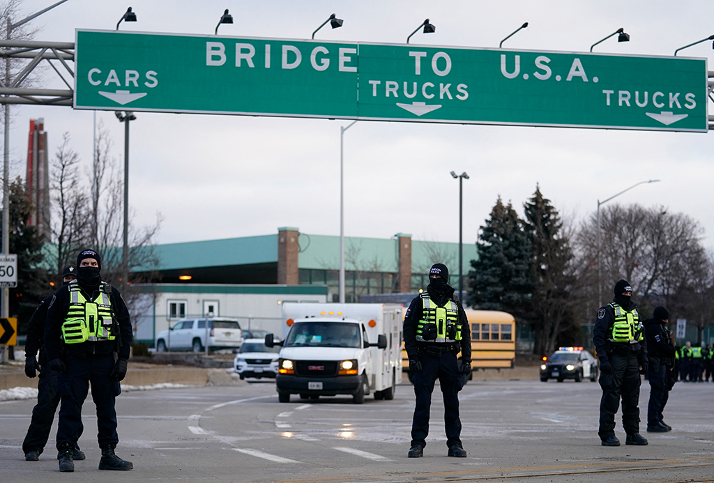 Kanadische Polizisten auf der Grenzbrücke zwischen der Stadt Windsor und Detroit (Bild: Geoff Robins/AFP)