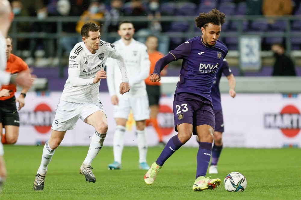 Eupen's Jens Cools and Anderlecht's Joshua Zirkzee fight for the ball during a soccer match between RSC Anderlecht and KAS Eupen, Sunday 06 February 2022 in Anderlecht, Brussels, on day 26 of the 2021-2022 'Jupiler Pro League' first division of the Belgian championship. BELGA PHOTO BRUNO FAHY