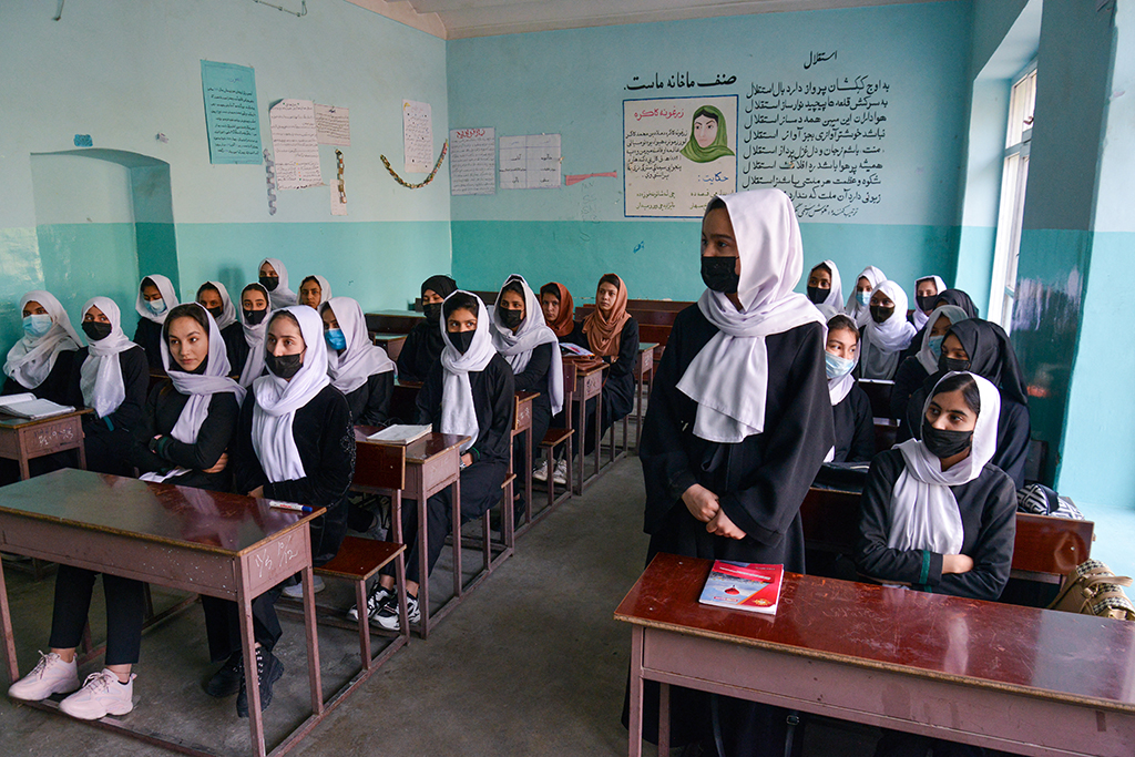 Klassenraum in Kabul - entgegen einer gemachten Zusage dürfen Mädchen vorerst doch keine weiterführende Schule besuchen (Bild: Ahmad Sahel Arman/AFP)