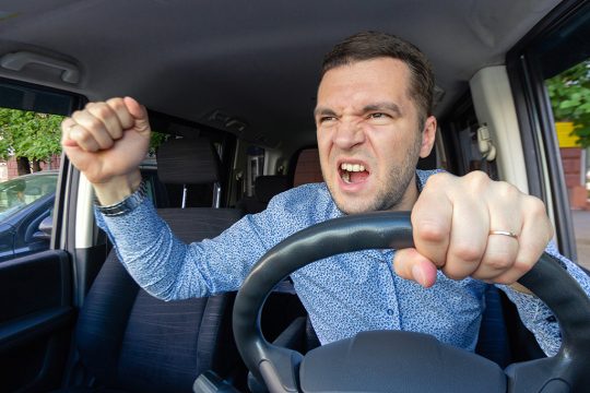 Aggressiver Autofahrer (Illustrationsbild: Mikrokon/Panthermedia)