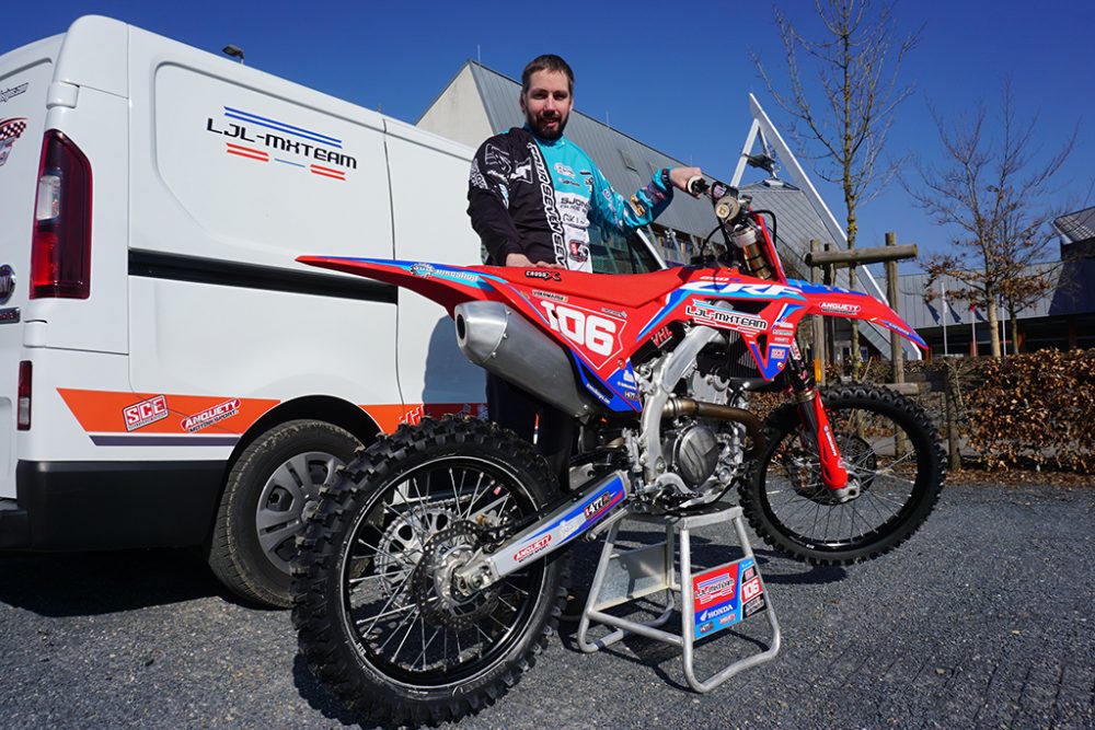 Motocrossfahrer Alain Voermans mit seiner neuen Honda (Bild: Stephan Pesch/BRF)