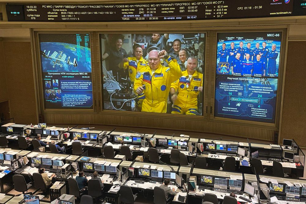 Im Mission Control Center in Korolyov nahe Moskau wurde am 19. März die Ankunft dreier Kosmonauten in der ISS verfolgt (Bild: AFP Photo/Russian Space Agency Roscosmos/Handout)