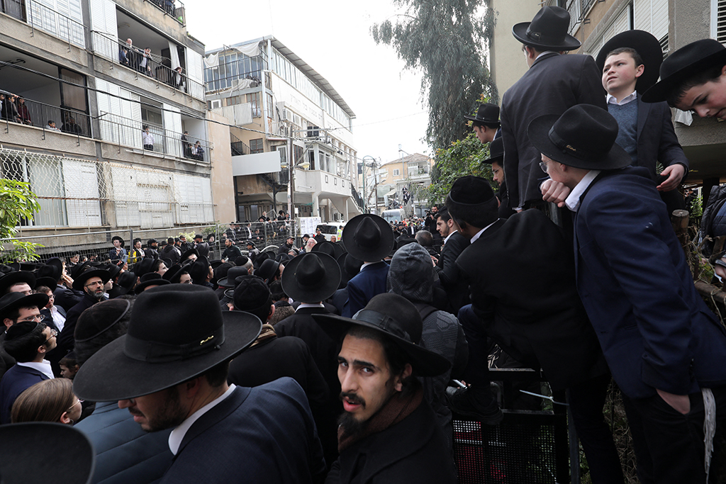 Begräbnis eines ultraorthodoxen Rabbiners in Tel Aviv