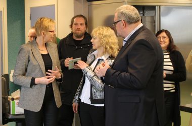 Ministerin Karine Lalieux besucht den Hof Peters (Bild: Chrostoph Heeren/BRF)