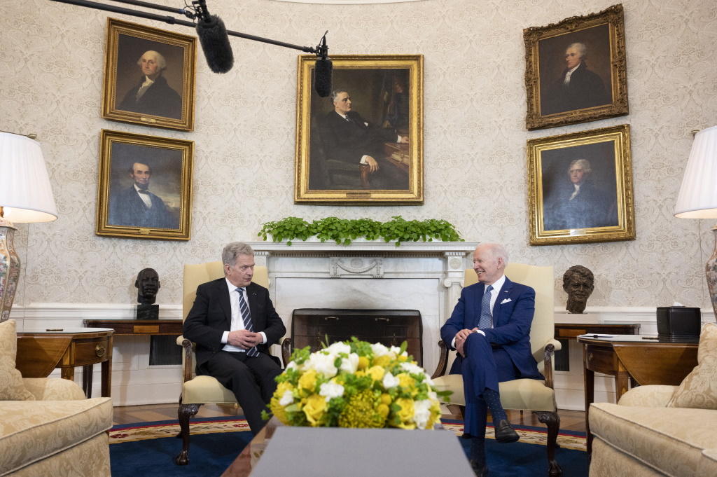 Biden trifft finnischen Präsidenten (Bild: Jim Watson/AFP)