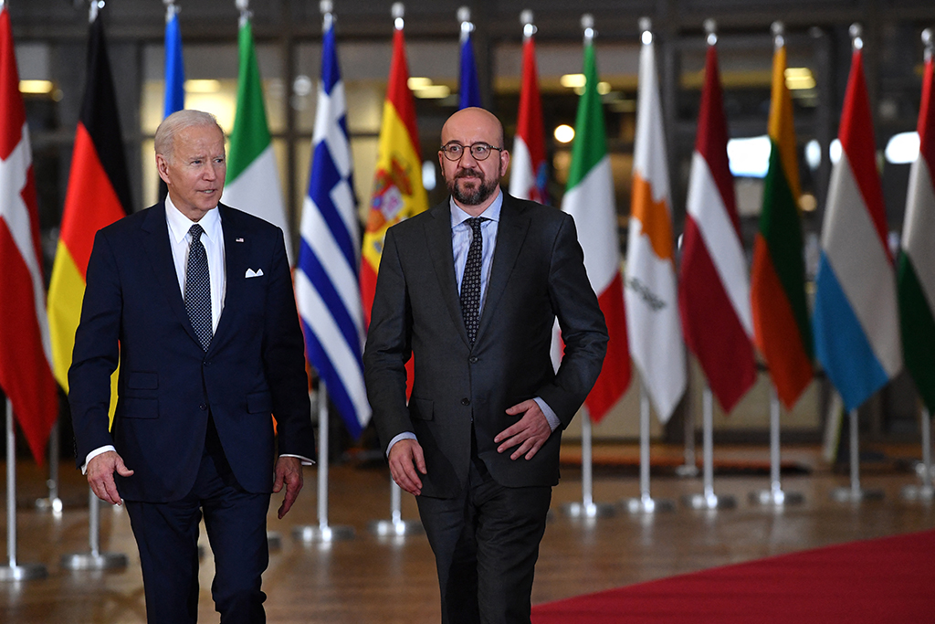 US-Präsident Joe Biden und EU-Ratspräsident Charles Michel am Donnerstag im EU-Hauptsitz in Brüssel (Bild: John Thys/AFP)