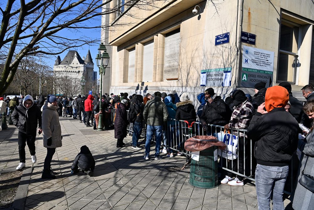 Schlange vor der Registrierungsstelle für Flüchtlinge aus der Ukraine am Dienstag (Bild: Eric Lalmand/Belga)