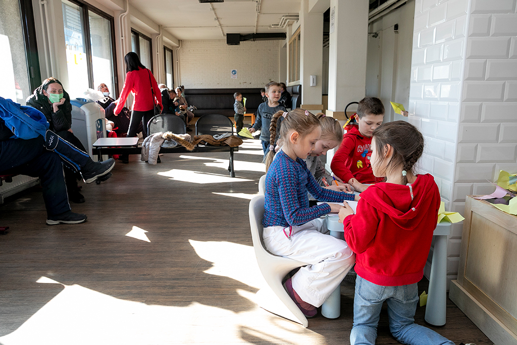 Flüchtlinge aus der Ukraine im Registrierungszentrum in Brüssel (Bild: Hatim Kaghat/Belga)