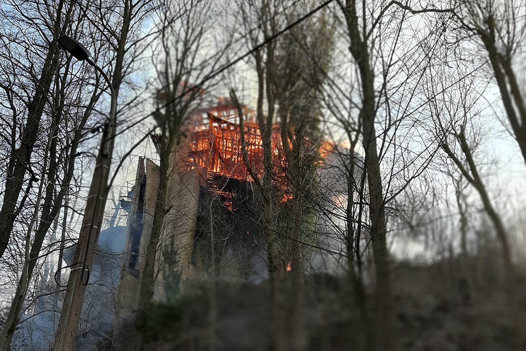 Brand in der Eupener Unterstadt - Haus des Architekten Delhez in Flammen (Bild: Kurt Andres/BRF)