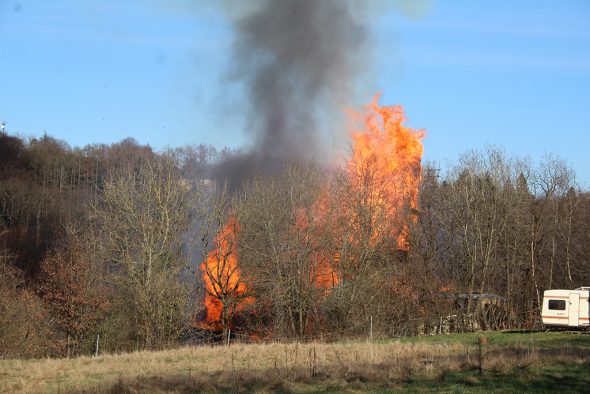 Brand in der Eupener Unterstadt - Haus des Architekten Delhez in Flammen (Bild: Christoph Heeren/BRF)