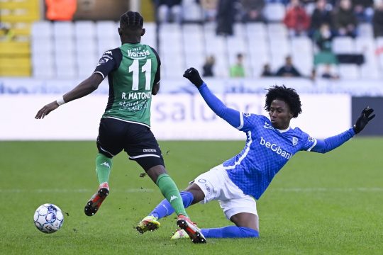 Rabbi Matondo (l.) und Angelo Preciado im Duell - das Spiel zwischen Cercle Brügge und Racing Genk endete 2:2 (Bild: Laurie Dieffembacq/Belga)
